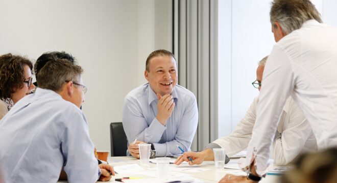 menschen beraten sich beim coaching